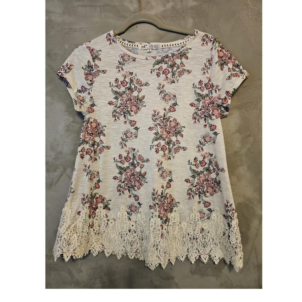 Jolt Size M Ivory Pink Green Floral Knit Round Neck Short Sleeve Lace Hem Top